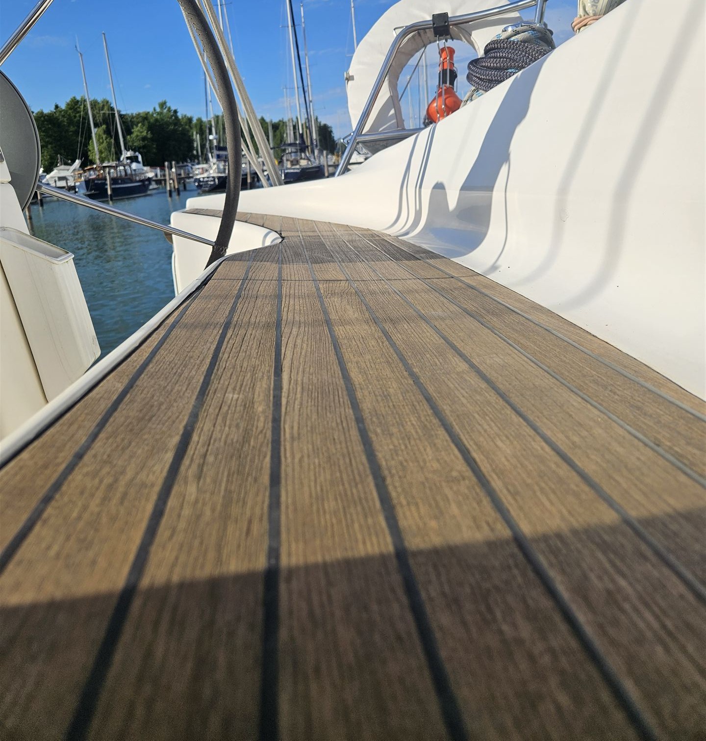 Teak-pinnan kunnostus